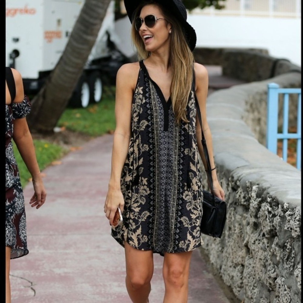 ASTR SLEEVELESS BLACK TAN FESTIVAL COACHELLA CURVED HEM FLOWY TUNIC DRESS S